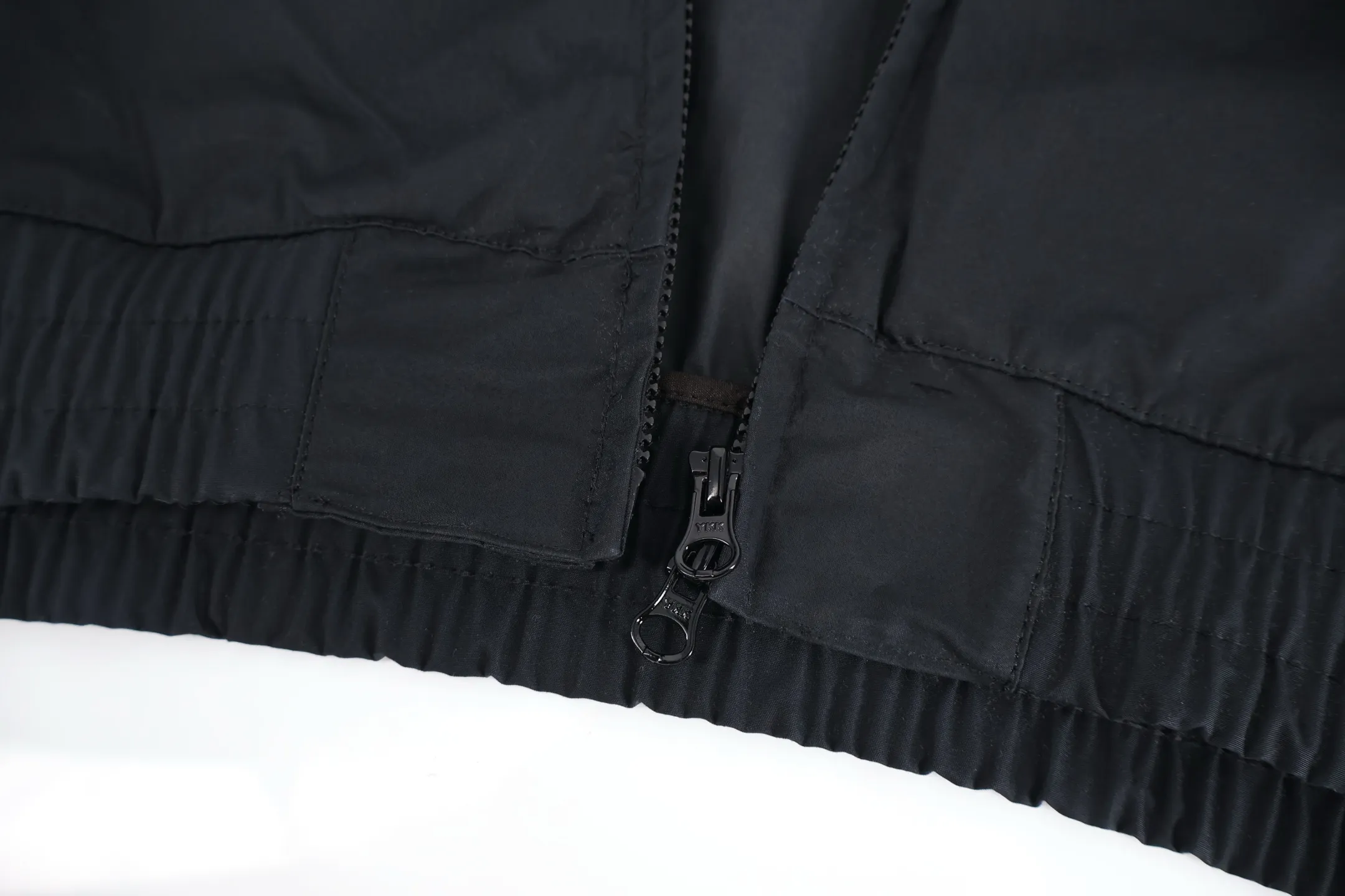 P680 Stone Island Ghost Series Harrington Jacket The fabric is made of 100% pure cotton cloth and the fabric is custom-dyed in the original color. The armbands are produced using 10,000-needle Behringer embroidery machines. The zipper is electroplated and smoked black, and the European style pull teeth are electroplated. Medium weight garment-dyed cotton satin jacket with gathered front and decorative contrasting belt. *Regular fit, standard length *Classic collar *Front zipper closure, button cuffs *Seamed pockets. Size:S-M-L-XL